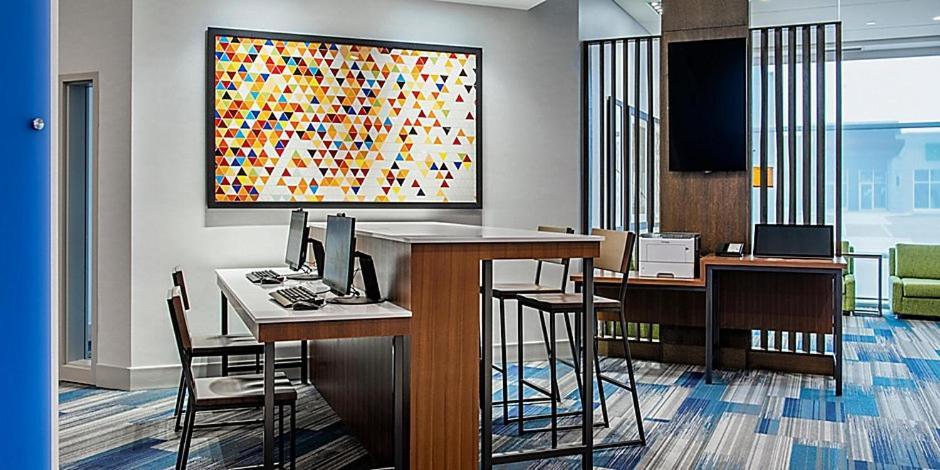 Holiday Inn Express & Suites - Brandon By Ihg Exteriör bild