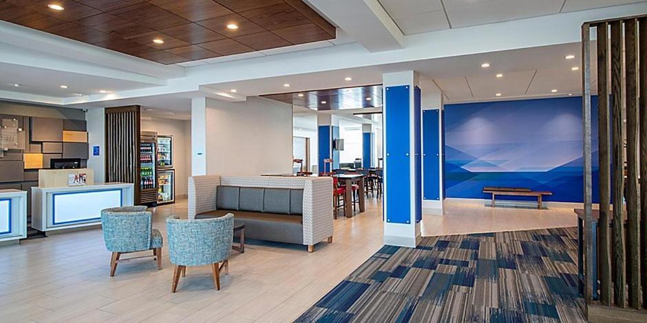 Holiday Inn Express & Suites - Brandon By Ihg Exteriör bild