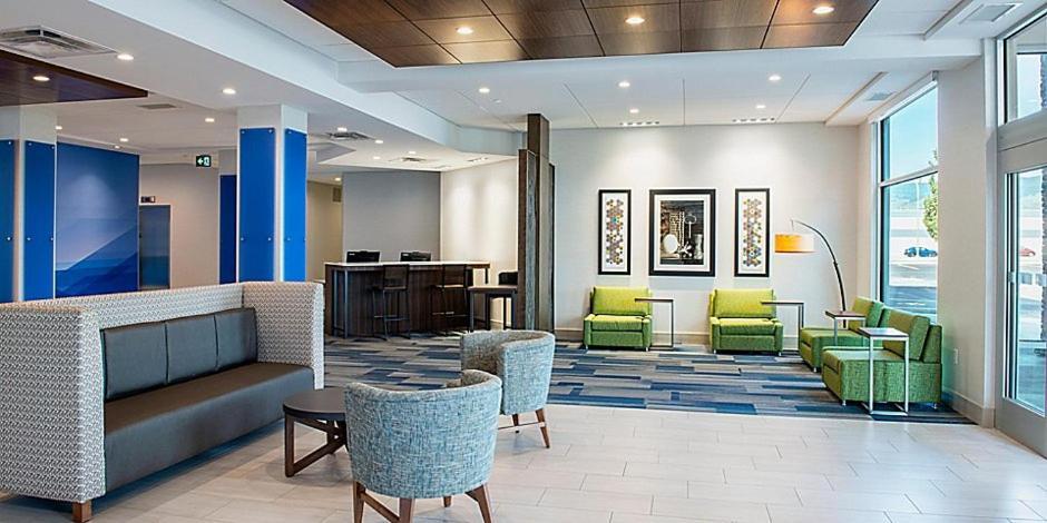 Holiday Inn Express & Suites - Brandon By Ihg Exteriör bild