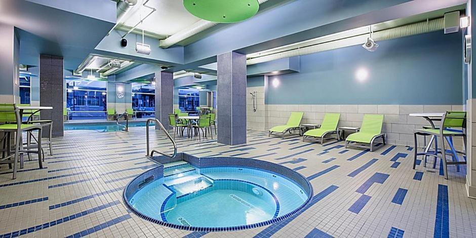 Holiday Inn Express & Suites - Brandon By Ihg Exteriör bild