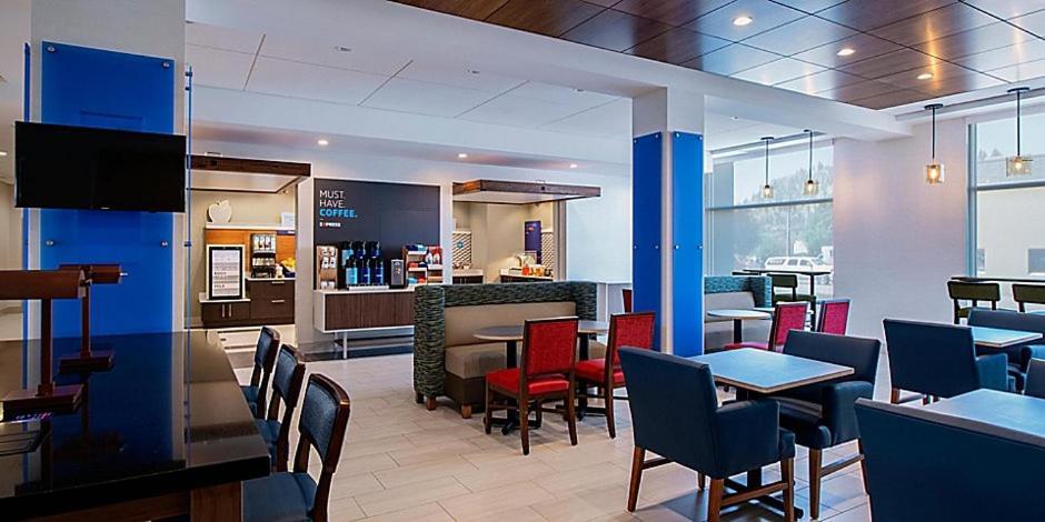 Holiday Inn Express & Suites - Brandon By Ihg Exteriör bild