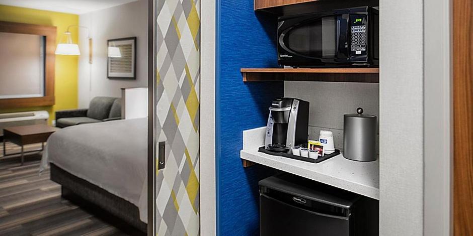 Holiday Inn Express & Suites - Brandon By Ihg Exteriör bild