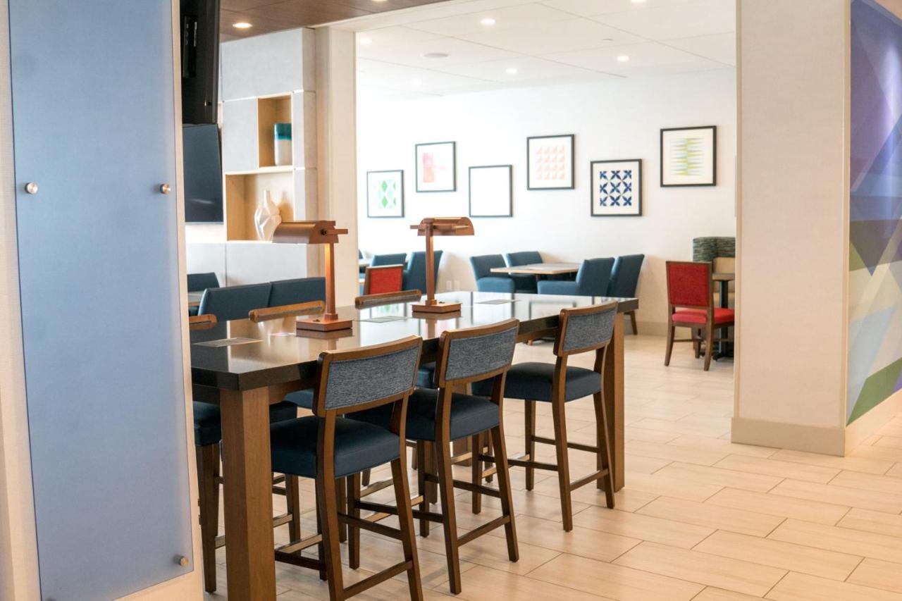 Holiday Inn Express & Suites - Brandon By Ihg Exteriör bild