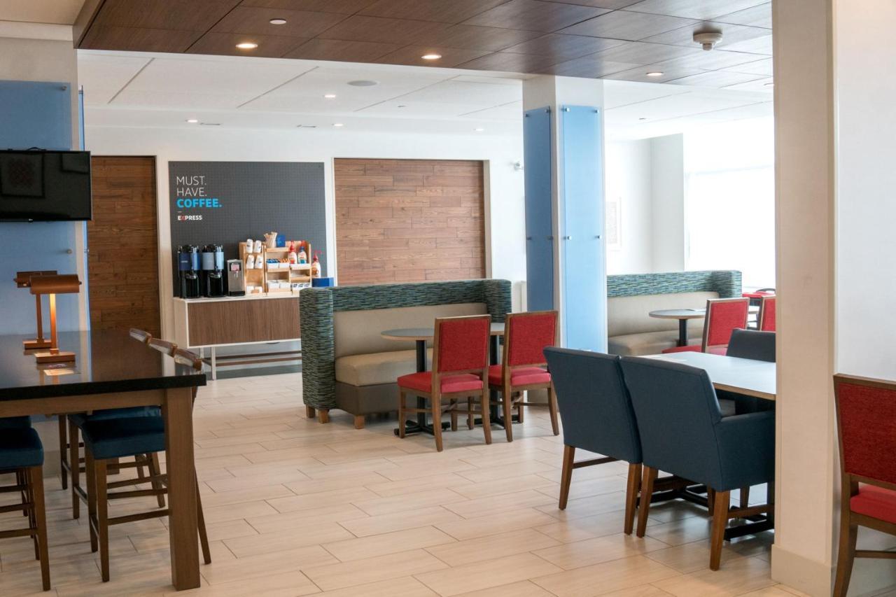 Holiday Inn Express & Suites - Brandon By Ihg Exteriör bild