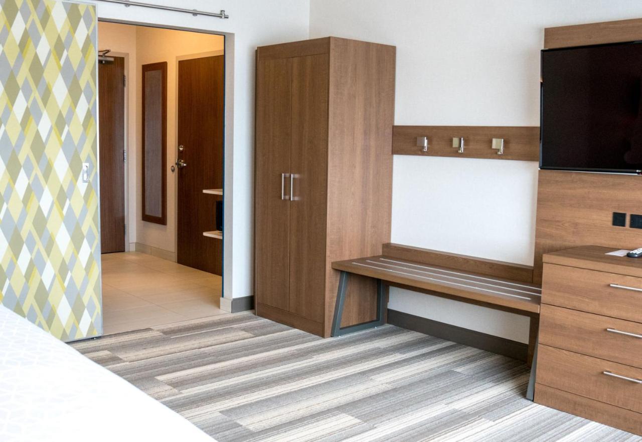 Holiday Inn Express & Suites - Brandon By Ihg Exteriör bild