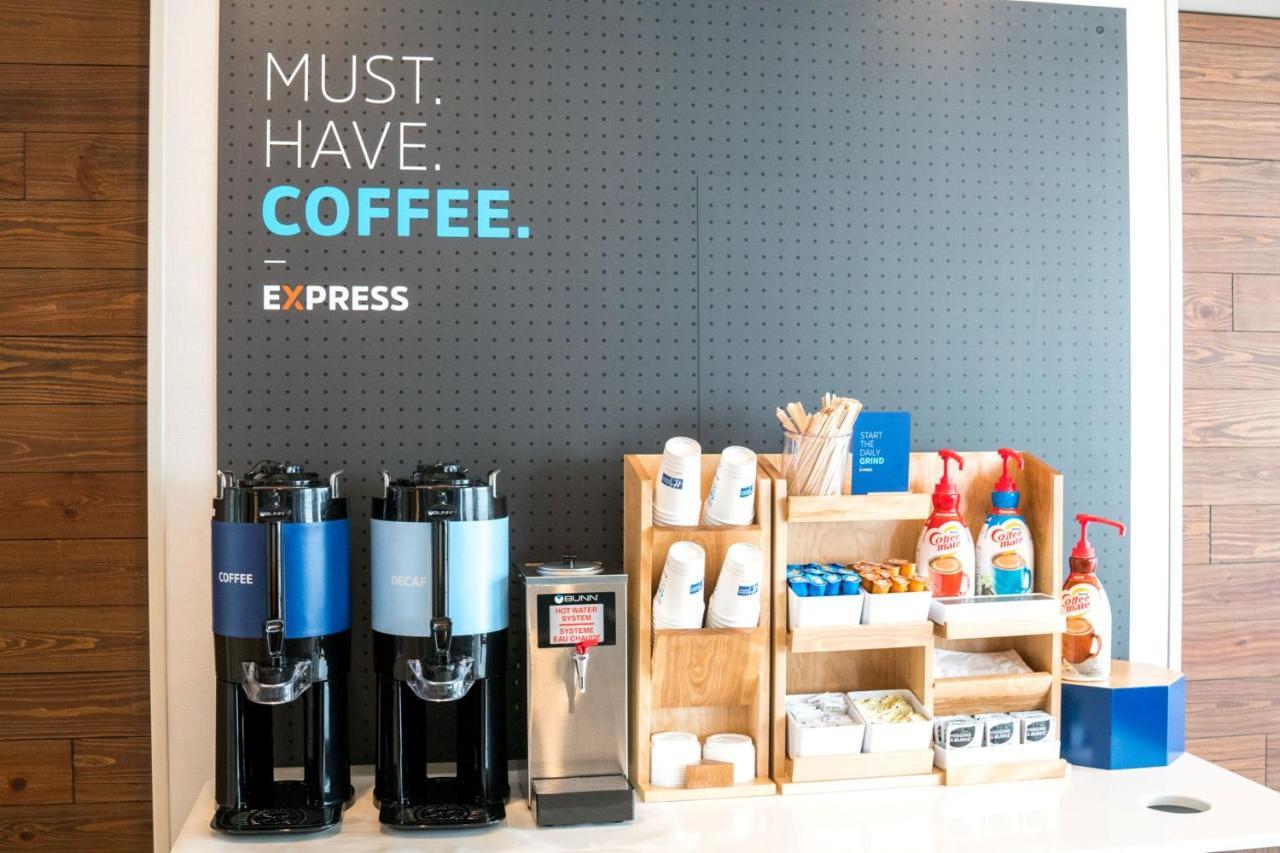 Holiday Inn Express & Suites - Brandon By Ihg Exteriör bild