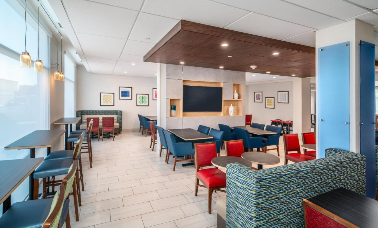 Holiday Inn Express & Suites - Brandon By Ihg Exteriör bild