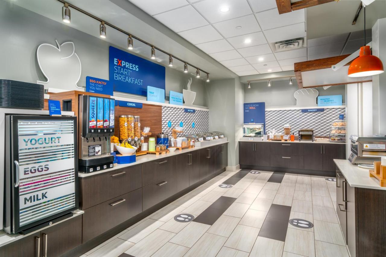 Holiday Inn Express & Suites - Brandon By Ihg Exteriör bild