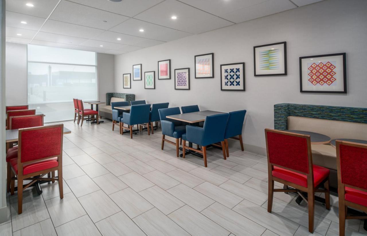 Holiday Inn Express & Suites - Brandon By Ihg Exteriör bild