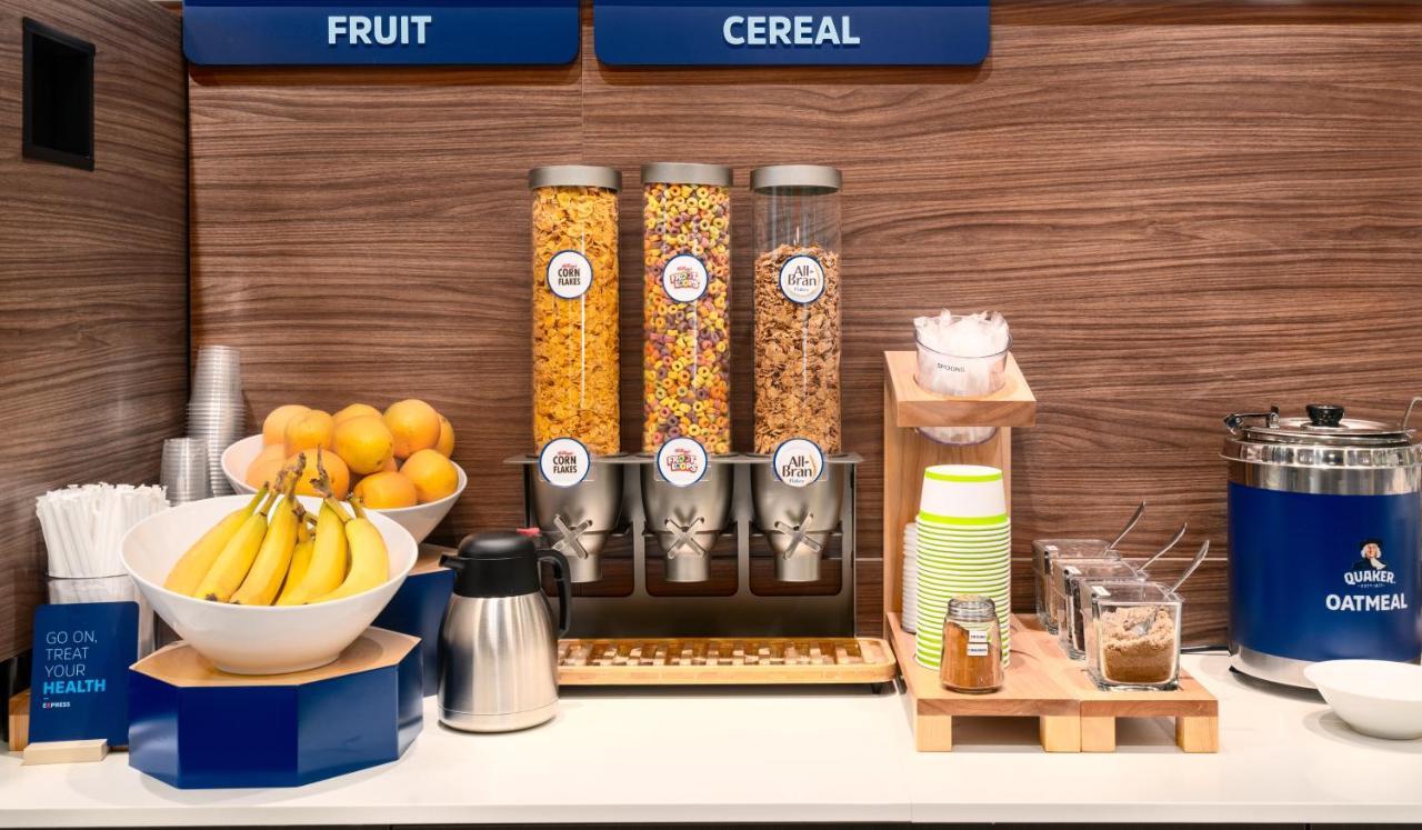 Holiday Inn Express & Suites - Brandon By Ihg Exteriör bild