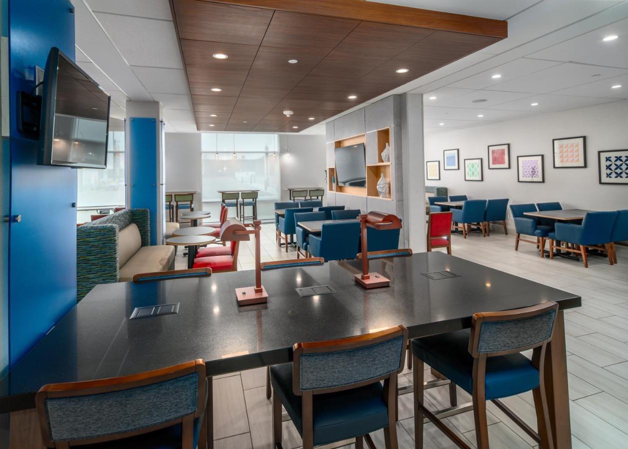 Holiday Inn Express & Suites - Brandon By Ihg Exteriör bild