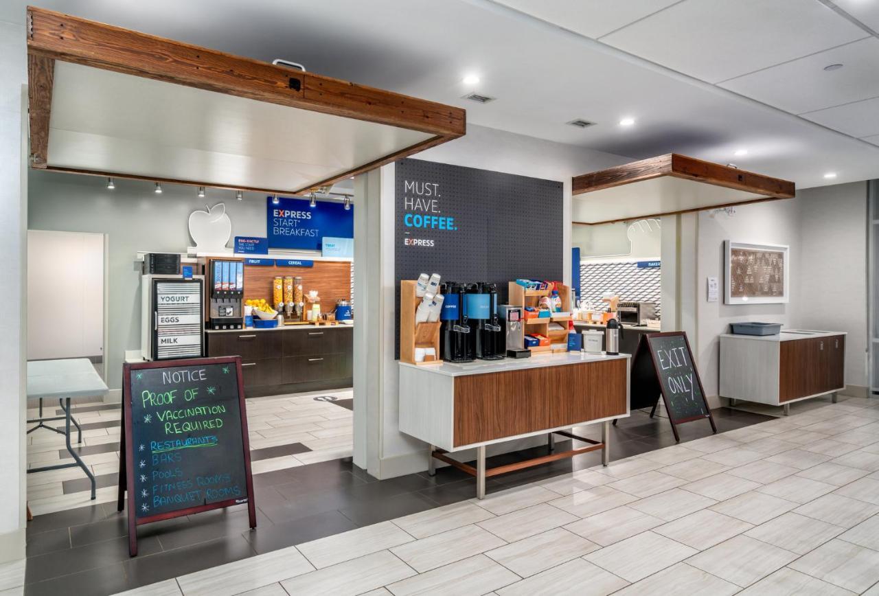 Holiday Inn Express & Suites - Brandon By Ihg Exteriör bild