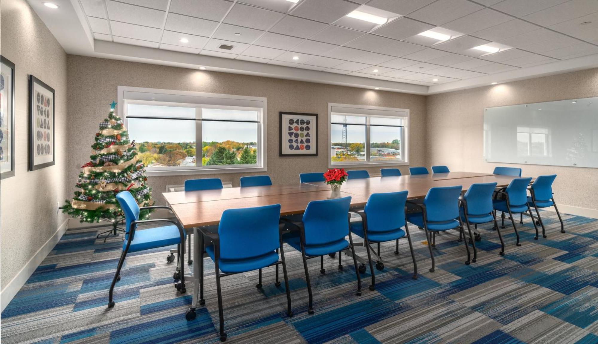 Holiday Inn Express & Suites - Brandon By Ihg Exteriör bild