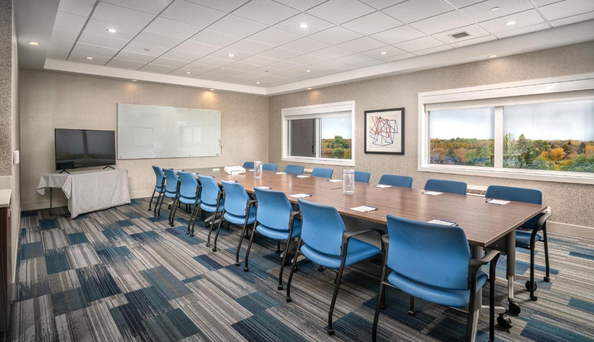 Holiday Inn Express & Suites - Brandon By Ihg Exteriör bild