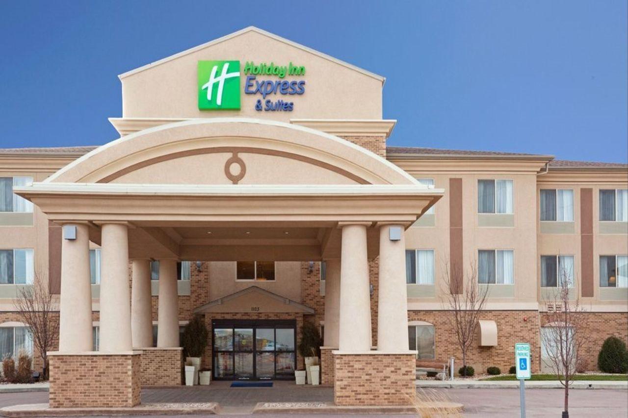Holiday Inn Express & Suites - Brandon By Ihg Exteriör bild