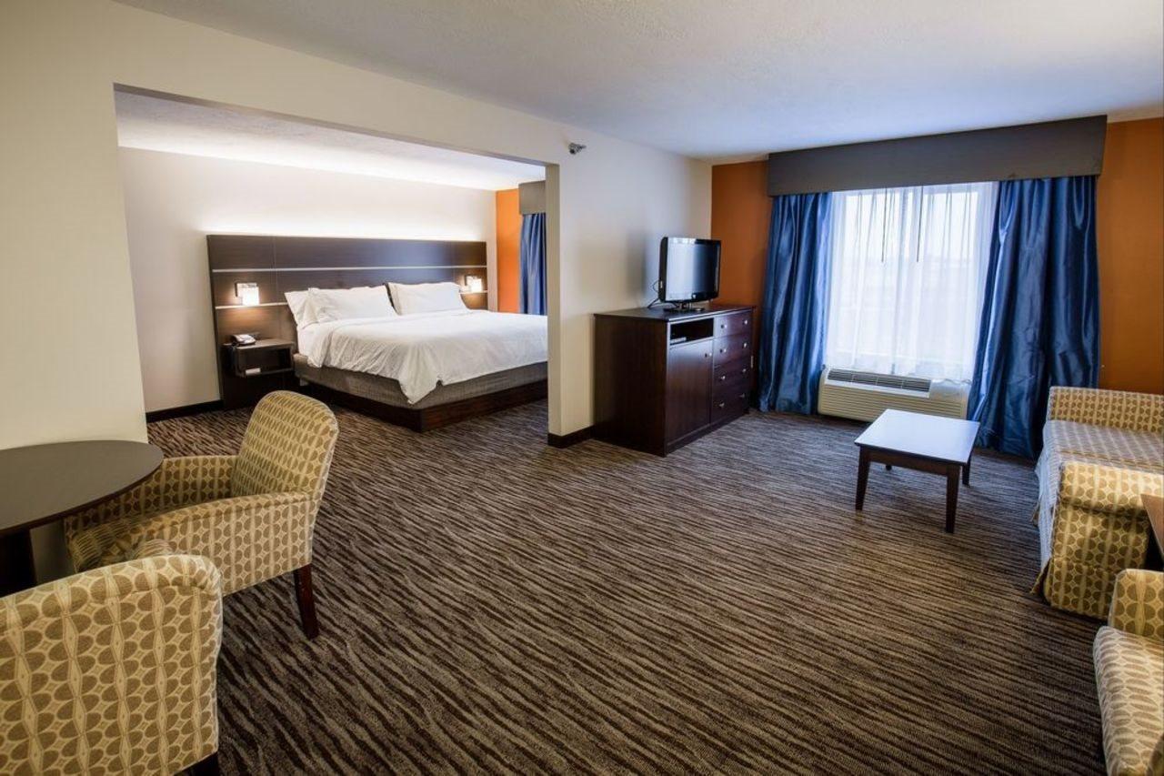 Holiday Inn Express & Suites - Brandon By Ihg Exteriör bild