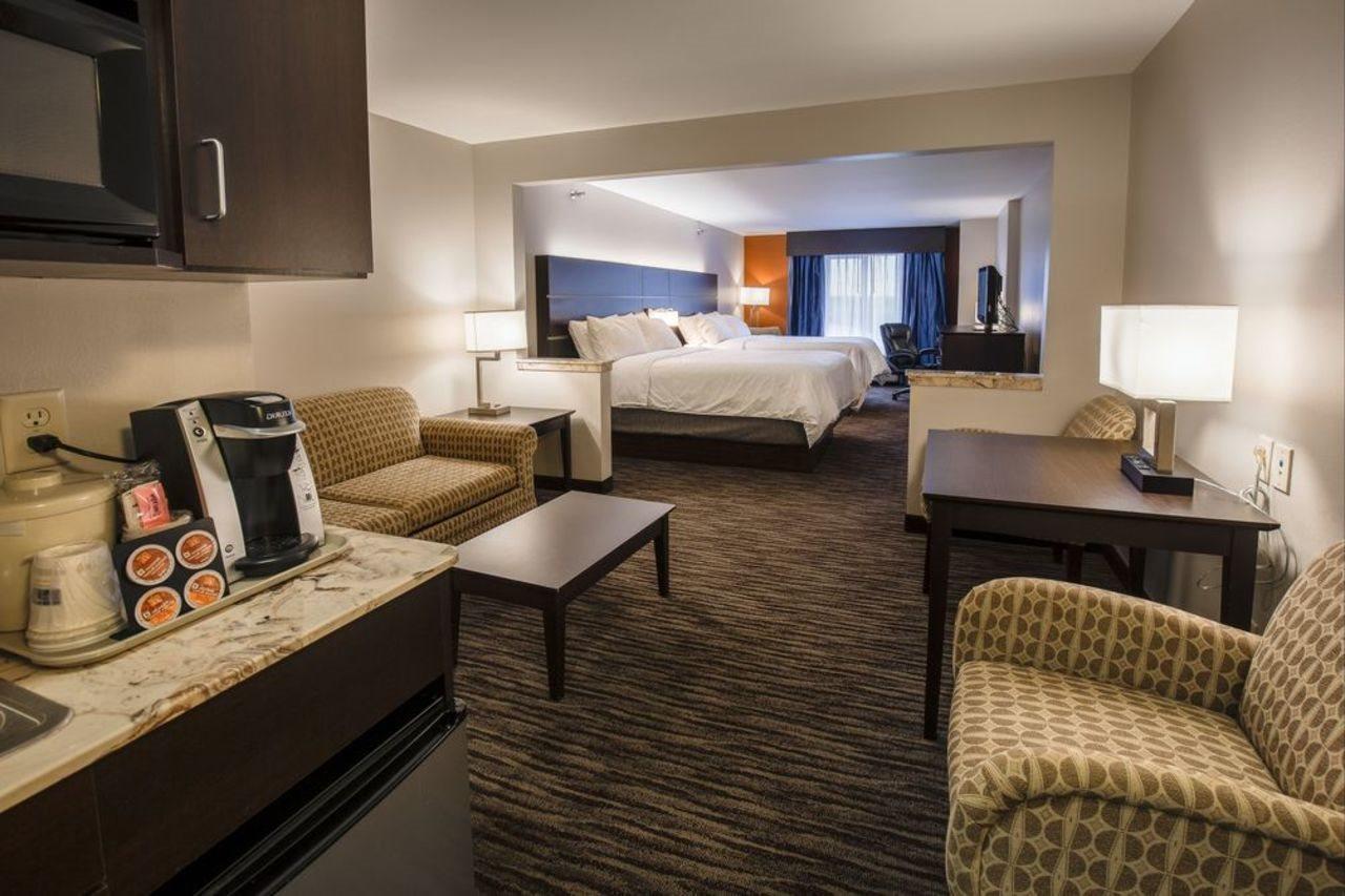 Holiday Inn Express & Suites - Brandon By Ihg Exteriör bild