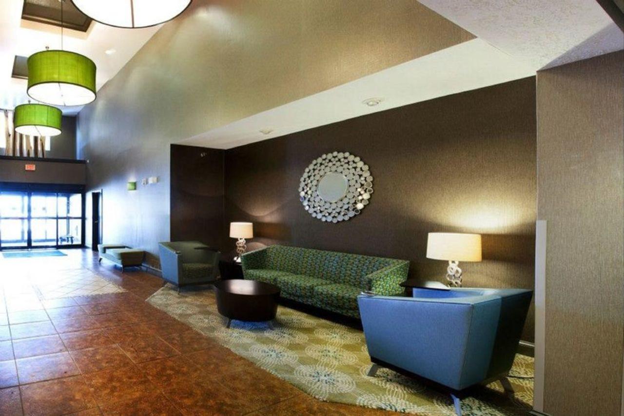 Holiday Inn Express & Suites - Brandon By Ihg Exteriör bild